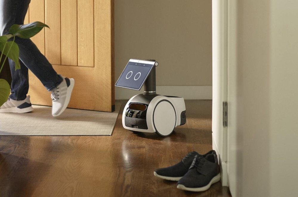 10-Smart-tech-gadgets-you-will-want-in-your-life-blog-featured